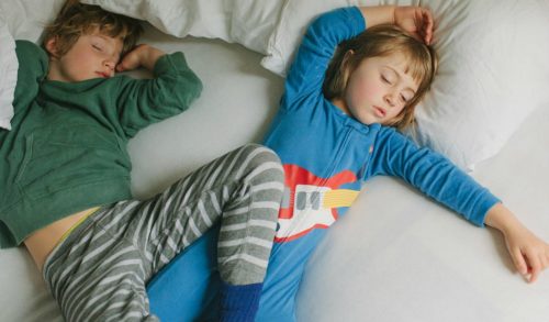Παιδιά με αϋπνία: Ποιες είναι οι αιτίες και τι σημαίνει για την ενήλικη ζωή τους;