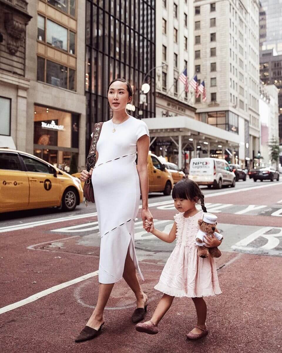 Η fashion influencer Chriselle Lim προτείνει 4 φθινοπωρινά σύνολα για εγκυμονούσες
