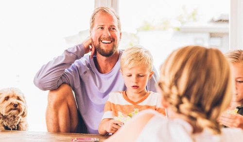 &Mu;&iota;&alpha; &mu;&alpha;&mu;ά &sigma;&tau;έ&lambda;&nu;&epsilon;&iota; έ&nu;&alpha; &sigma;&upsilon;&gamma;&kappa;&iota;&nu;&eta;&tau;&iota;&kappa;ό &gamma;&rho;ά&mu;&mu;&alpha; &sigma;&tau;&omicron;&nu; &pi;&alpha;&tau;έ&rho;&alpha; &tau;&omega;&nu; &pi;&alpha;&iota;&delta;&iota;ώ&nu; &tau;&eta;&sigmaf;: "&Delta;&epsilon;&nu; &epsilon;ί&sigma;&alpha;&iota; &omicron; ί&delta;&iota;&omicron;&sigmaf; ά&nu;&tau;&rho;&alpha;&sigmaf; &pi;&omicron;&upsilon; &pi;&alpha;&nu;&tau;&rho;&epsilon;ύ&tau;&eta;&kappa;&alpha;... &epsilon;ί&sigma;&alpha;&iota; &kappa;&alpha;&lambda;ύ&tau;&epsilon;&rho;&omicron;&sigmaf;!