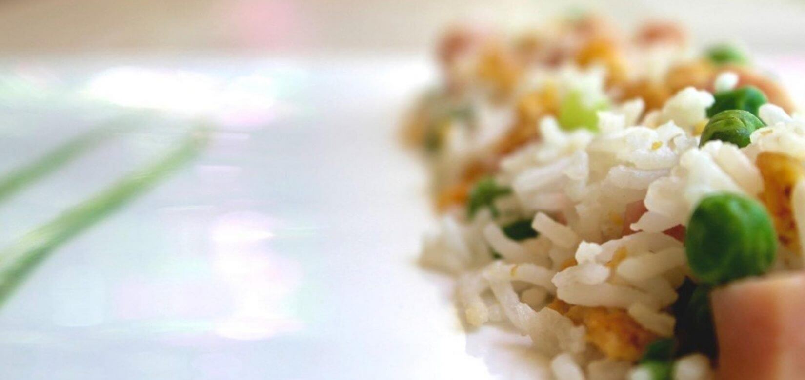 Το πιο γρήγορο ρύζι με αρακά και ομελέτα που έχετε φτιάξει ποτέ!
