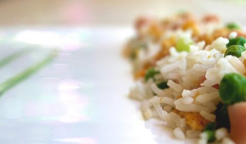 Το πιο γρήγορο ρύζι με αρακά και ομελέτα που έχετε φτιάξει ποτέ!