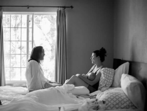 Postpartum Doula: Τι είναι ακριβώς η βοηθός μητρότητας λοχείας και πώς βοηθάει μια λεχώνα;