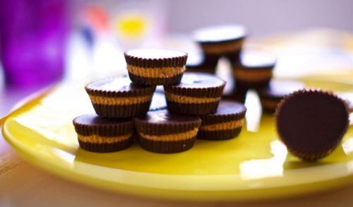 Φτιάξτε μοναδικά chocolate & peanut butter cups για να "επιβραβεύσετε" τα παιδιά σας!
