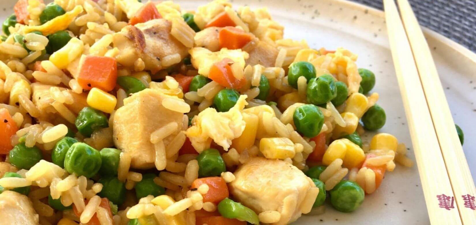 Κινέζικο ρύζι με κοτόπουλο: κάντε αυτή την νόστιμη παραλλαγή που θα αγαπήσουν τα παιδιά σας!