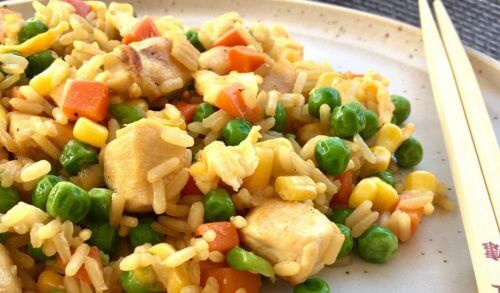 Κινέζικο ρύζι με κοτόπουλο: κάντε αυτή την νόστιμη παραλλαγή που θα αγαπήσουν τα παιδιά σας!
