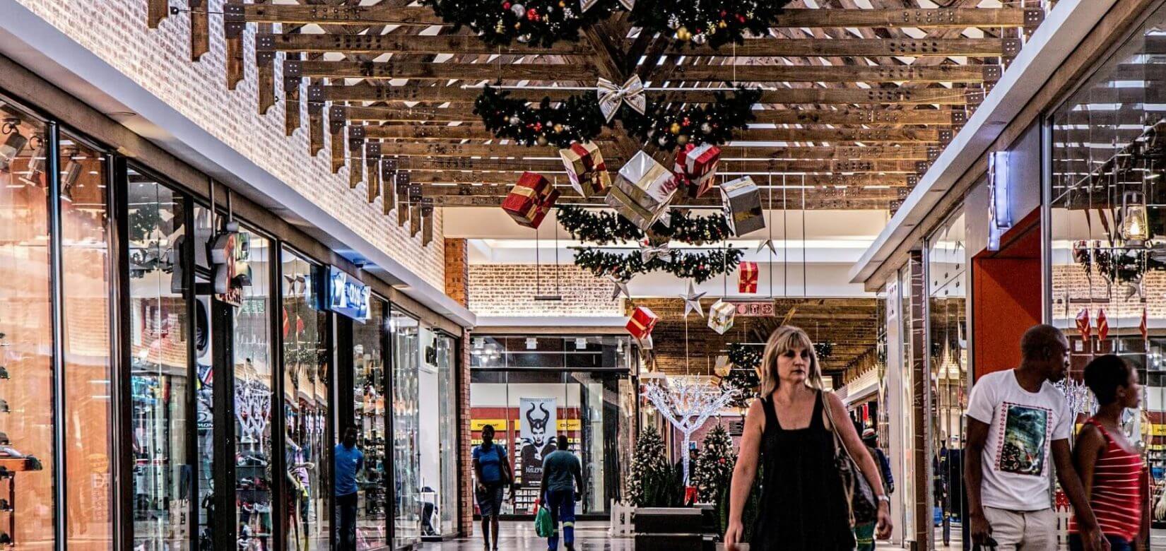 Εορταστικό ωράριο: Από πότε θα ισχύσει και ποιες Κυριακές θα είναι ανοιχτά τα καταστήματα