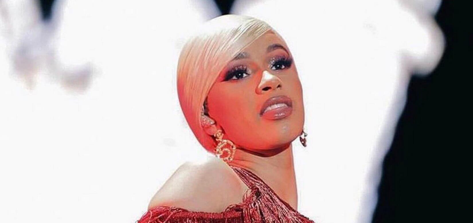 Cardi B: Θηλάζει το μωρό της στο νέο video clip της!