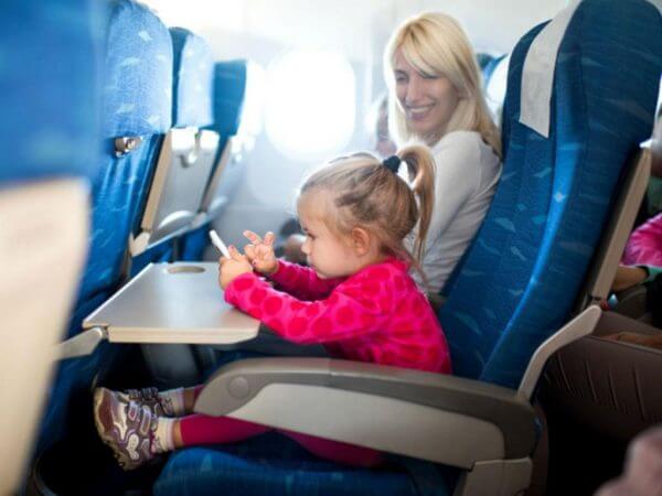 5 συμβουλές για το οικογενειακό ταξίδι με αεροπλάνο στη διάρκεια των γιορτών!
