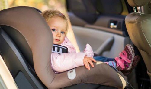 Σοκάρει το viral βίντεο που δείχνει κοριτσάκι να εκτοξεύεται από το παιδικό κάθισμα του αυτοκινήτου!
