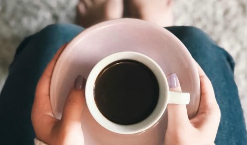 &Epsilon;&rho;&omega;&tau;&iota;&kappa;ή &epsilon;&xi;&omicron;&mu;&omicron;&lambda;ό&gamma;&eta;&sigma;&eta;... &sigma;' έ&nu;&alpha; &phi;&lambda;&iota;&tau;&zeta;ά&nu;&iota; &kappa;&alpha;&phi;έ: &laquo;&Delta;&epsilon; &theta;&alpha; ή&mu;&omicron;&upsilon;&nu; &pi;&omicron;&tau;έ &eta; &mu;&alpha;&mu;ά &pi;&omicron;&upsilon; &epsilon;ί&mu;&alpha;&iota; &sigma;ή&mu;&epsilon;&rho;&alpha; &chi;&omega;&rho;ί&sigmaf; &epsilon;&sigma;έ&nu;&alpha;&raquo;