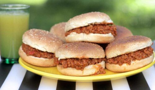 Sloppy joes: Ή &alpha;&lambda;&lambda;&iota;ώ&sigmaf; &tau;&alpha; burger &pi;&omicron;&upsilon; &theta;&alpha; &lambda;&alpha;&tau;&rho;έ&psi;&omicron;&upsilon;&nu; &tau;&alpha; &pi;&alpha;&iota;&delta;&iota;ά &mu;&epsilon; &kappa;&alpha;&rho;ό&tau;&omicron; &kappa;&alpha;&iota; &kappa;ό&kappa;&kappa;&iota;&nu;&eta; &pi;&iota;&pi;&epsilon;&rho;&iota;ά!