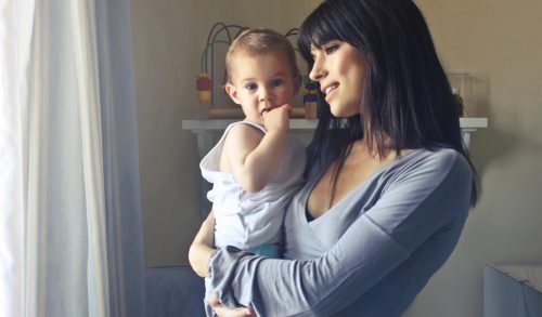 Νέα έρευνα: Η αγκαλιά στο μωρό σας, αλλάζει το DNA του προς το καλύτερο!