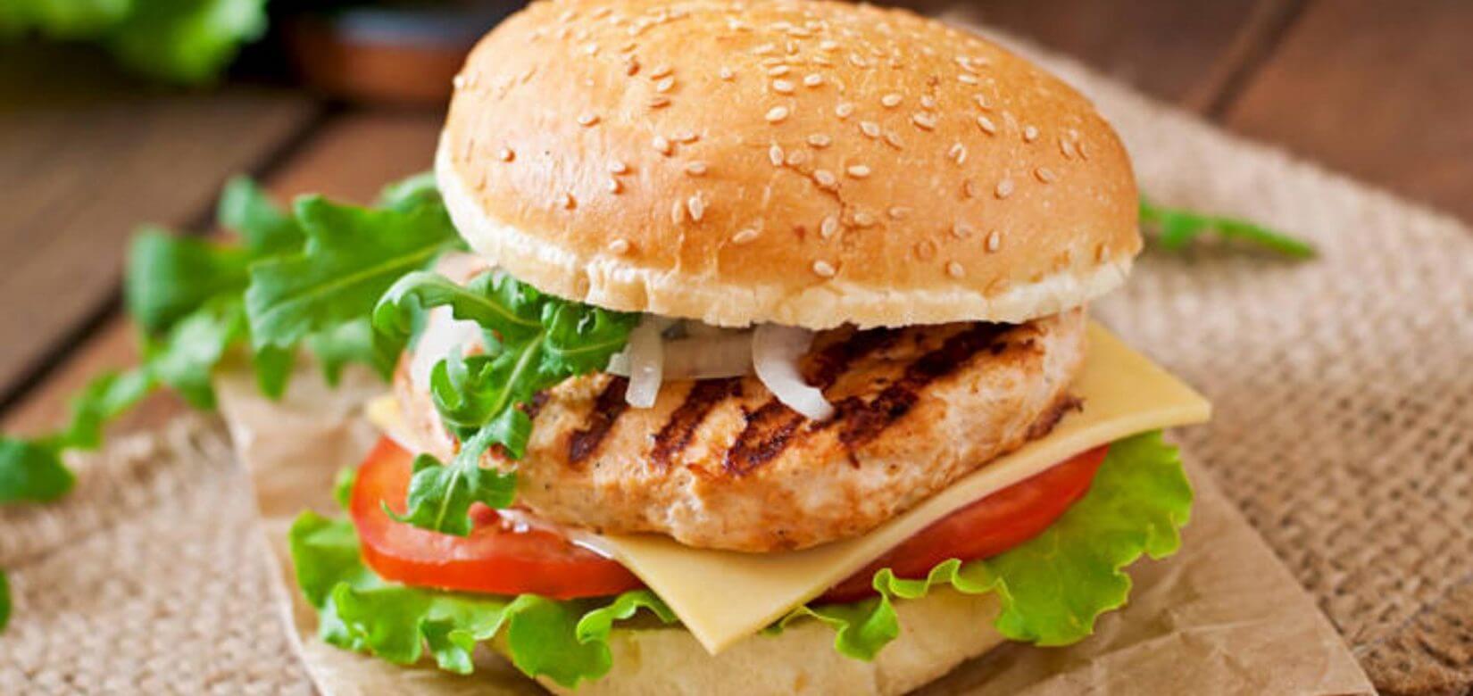 Πεντανόστιμο burger κοτόπουλου με καρότο, κολοκυθάκι & κουνουπίδι για παιδιά που δεν τρώνε λαχανικά!