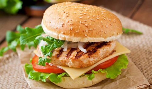 Πεντανόστιμο burger κοτόπουλου με καρότο, κολοκυθάκι & κουνουπίδι για παιδιά που δεν τρώνε λαχανικά!