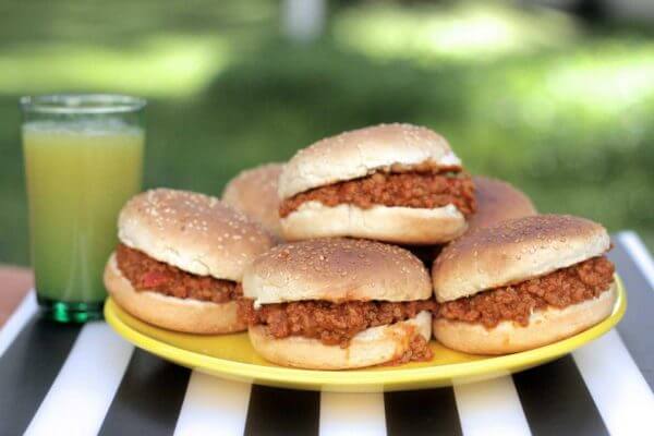 Sloppy joes: Ή &alpha;&lambda;&lambda;&iota;ώ&sigmaf; &tau;&alpha; burger &pi;&omicron;&upsilon; &theta;&alpha; &lambda;&alpha;&tau;&rho;έ&psi;&omicron;&upsilon;&nu; &tau;&alpha; &pi;&alpha;&iota;&delta;&iota;ά &mu;&epsilon; &kappa;&alpha;&rho;ό&tau;&omicron; &kappa;&alpha;&iota; &kappa;ό&kappa;&kappa;&iota;&nu;&eta; &pi;&iota;&pi;&epsilon;&rho;&iota;ά!
