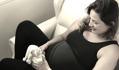 Εγκυμοσύνη και κορονοϊός: Ποιες είναι οι σοβαρές επιπλοκές από τις οποίες κινδυνεύουν οι έγκυες