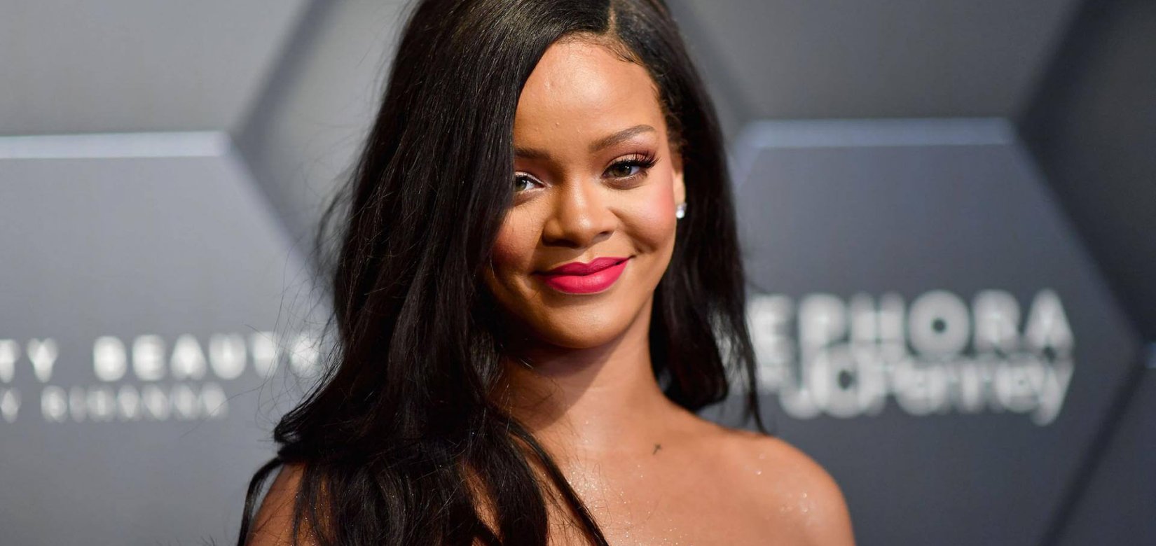 Rihanna: Φωτογραφίζεται για πρώτη φορά με την 7 μηνών κόρη της σε εξώφυλλο περιοδικού