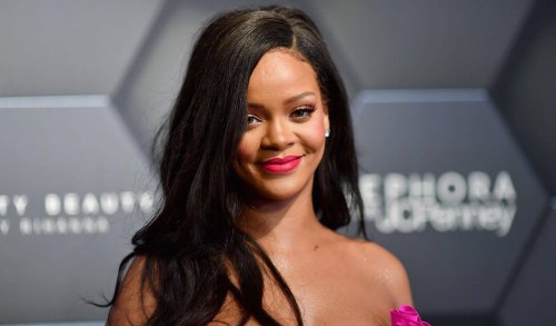 Rihanna: &Phi;&omega;&tau;&omicron;&gamma;&rho;&alpha;&phi;ί&zeta;&epsilon;&tau;&alpha;&iota; &gamma;&iota;&alpha; &pi;&rho;ώ&tau;&eta; &phi;&omicron;&rho;ά &mu;&epsilon; &tau;&eta;&nu; 7 &mu;&eta;&nu;ώ&nu; &kappa;ό&rho;&eta; &tau;&eta;&sigmaf; &sigma;&epsilon; &epsilon;&xi;ώ&phi;&upsilon;&lambda;&lambda;&omicron; &pi;&epsilon;&rho;&iota;&omicron;&delta;&iota;&kappa;&omicron;ύ