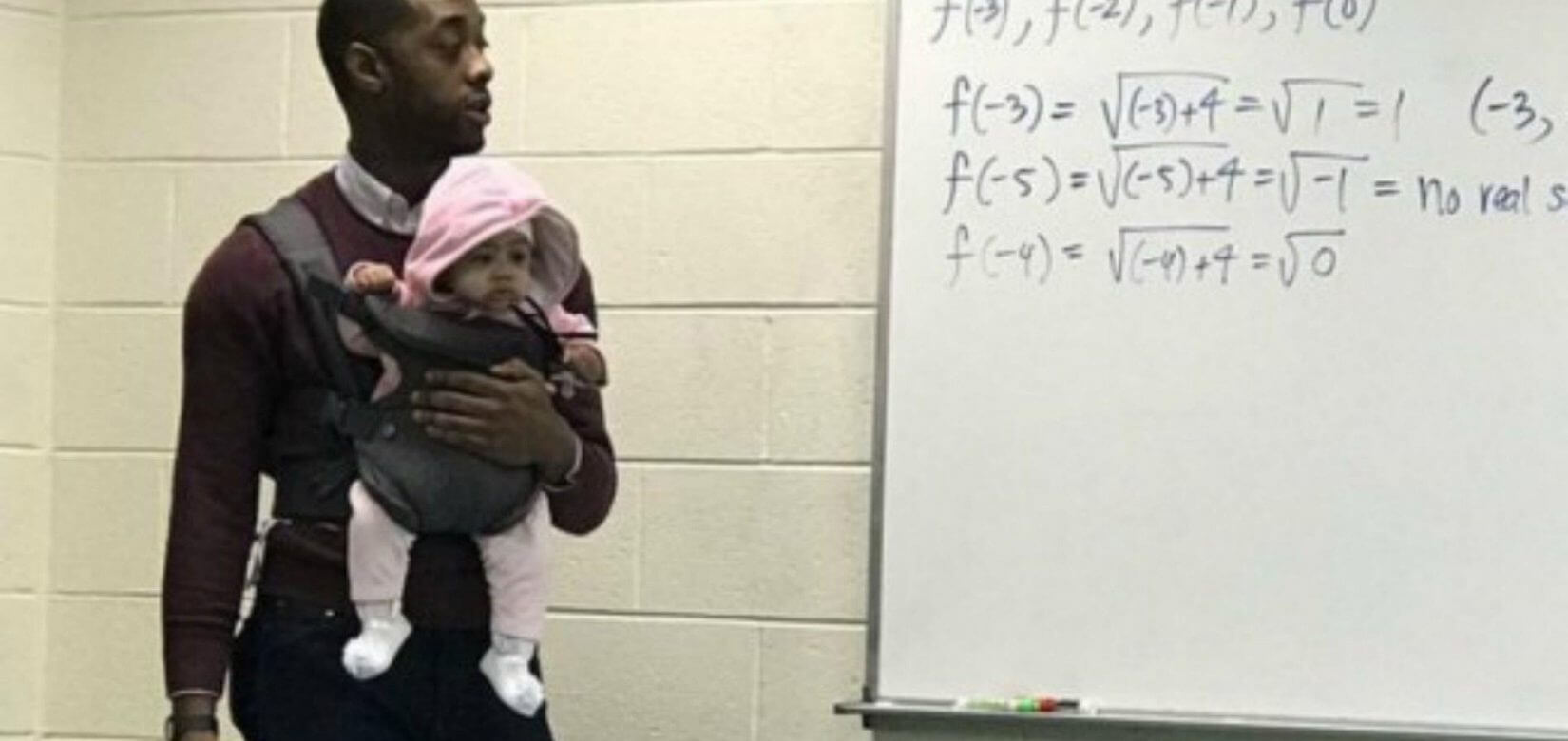 Καθηγητής κράτησε στην αγκαλιά το μωρό φοιτητή εν ώρα μαθήματος επειδή ο μπαμπάς της δεν έβρισκε νταντά