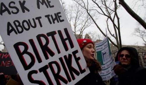 #Birthstrike: Γιατί "γεννήθηκε" τώρα το κίνημα της "αναπαραγωγικής αποχής";