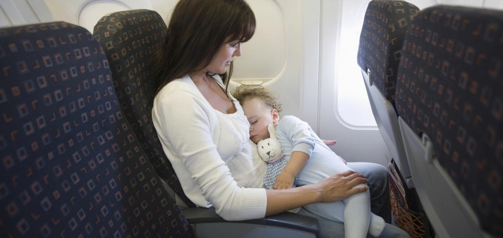 Aπίστευτο: Μητέρα μοίρασε γλυκά & ωτοασπίδες στους συνεπιβάτες της πτήσης της για το κλάμα του μωρού της