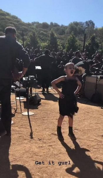 Kim Kardashian: Η 5χρονη κόρη της ακολουθεί τα βήματα της οικογένειας και χορεύει ξέφρενα σε συναυλία (video)