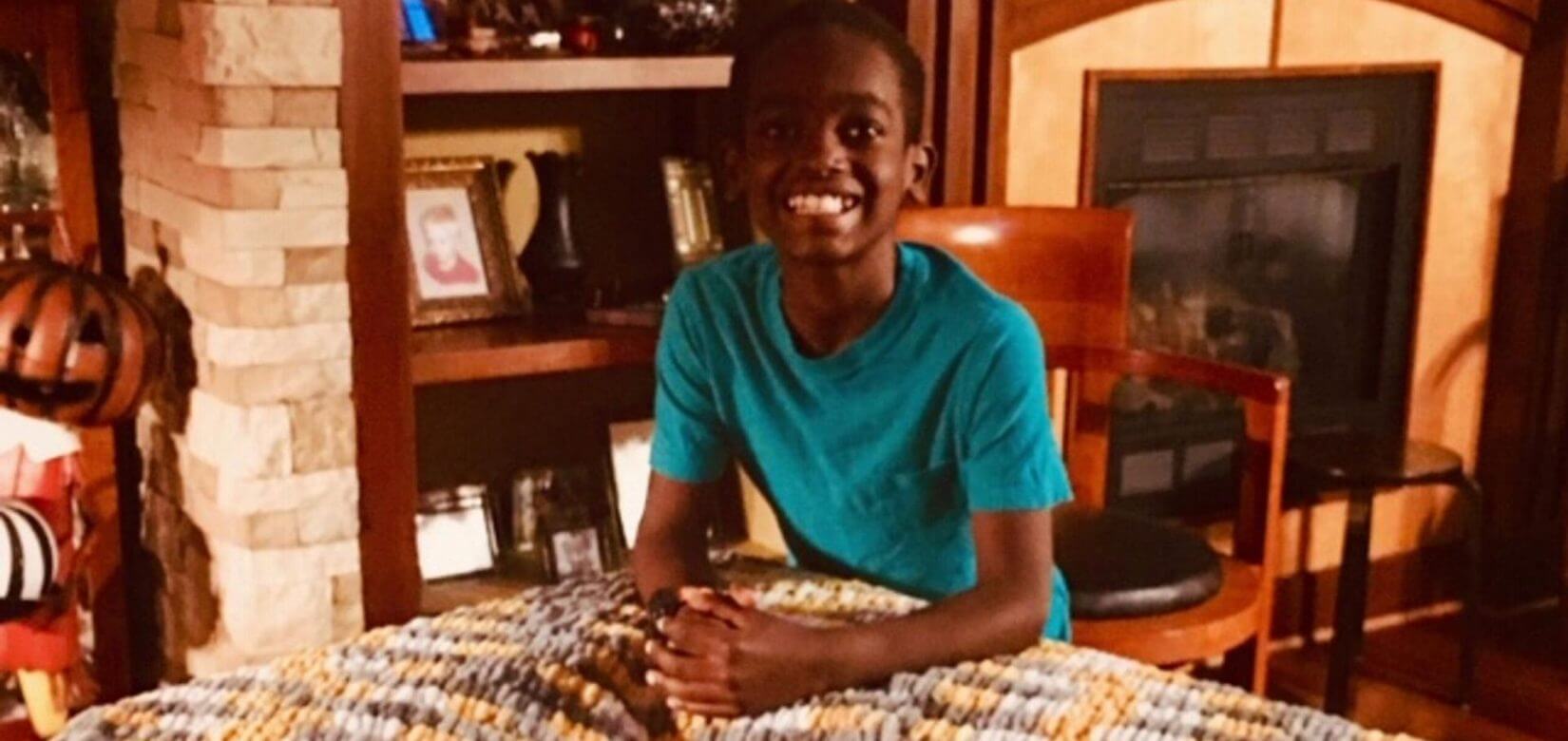 Viral: Αυτό το 11χρονο αγόρι πλέκει 5 ώρες κάθε μέρα  και έχει φτιάξει μικρά αριστουργήματα! (εικόνες)