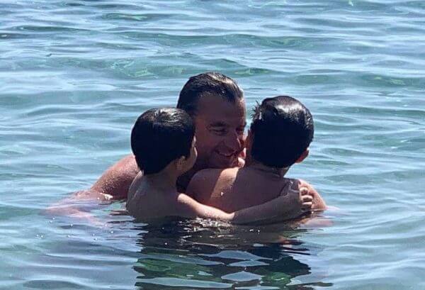 &Pi;ά&sigma;&chi;&alpha;: &Pi;ώ&sigmaf; &pi;έ&rho;&alpha;&sigma;&alpha;&nu; &omicron;&iota; celebrities &mu;&epsilon; &tau;&alpha; &pi;&alpha;&iota;&delta;&iota;ά &tau;&omicron;&upsilon;&sigmaf; &tau;&iota;&sigmaf; &gamma;&iota;&omicron;&rho;&tau;&iota;&nu;έ&sigmaf; &mu;έ&rho;&epsilon;&sigmaf;- έ&chi;&omicron;&upsilon;&mu;&epsilon; &nu;&tau;&omicron;&kappa;&omicron;&upsilon;&mu;έ&nu;&tau;&alpha;! (&phi;&omega;&tau;&omicron;)