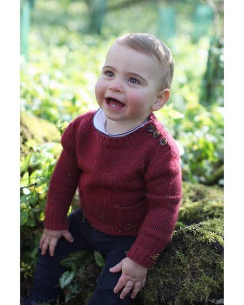 Kate Middleton: &Phi;&omega;&tau;&omicron;&gamma;&rho;&alpha;&phi;ί&zeta;&epsilon;&iota; &tau;&omicron;&nu; &mu;&iota;&kappa;&rho;ό Louis &kappa;&alpha;&iota; &tau;&omicron;&upsilon; &epsilon;ύ&chi;&epsilon;&tau;&alpha;&iota; &gamma;&iota;&alpha; &tau;&alpha; &pi;&rho;ώ&tau;&alpha; &gamma;&epsilon;&nu;έ&theta;&lambda;&iota;ά &tau;&omicron;&upsilon;!