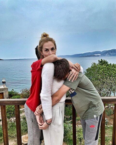 &Pi;ά&sigma;&chi;&alpha;: &Pi;ώ&sigmaf; &pi;έ&rho;&alpha;&sigma;&alpha;&nu; &omicron;&iota; celebrities &mu;&epsilon; &tau;&alpha; &pi;&alpha;&iota;&delta;&iota;ά &tau;&omicron;&upsilon;&sigmaf; &tau;&iota;&sigmaf; &gamma;&iota;&omicron;&rho;&tau;&iota;&nu;έ&sigmaf; &mu;έ&rho;&epsilon;&sigmaf;- έ&chi;&omicron;&upsilon;&mu;&epsilon; &nu;&tau;&omicron;&kappa;&omicron;&upsilon;&mu;έ&nu;&tau;&alpha;! (&phi;&omega;&tau;&omicron;)