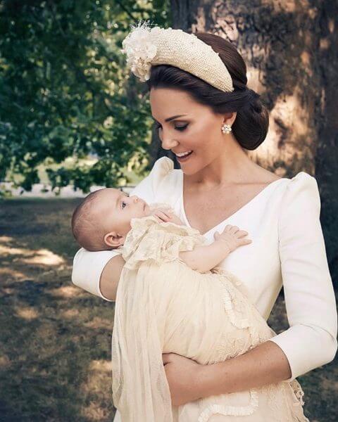 Kate Middleton: &Phi;&omega;&tau;&omicron;&gamma;&rho;&alpha;&phi;ί&zeta;&epsilon;&iota; &tau;&omicron;&nu; &mu;&iota;&kappa;&rho;ό Louis &kappa;&alpha;&iota; &tau;&omicron;&upsilon; &epsilon;ύ&chi;&epsilon;&tau;&alpha;&iota; &gamma;&iota;&alpha; &tau;&alpha; &pi;&rho;ώ&tau;&alpha; &gamma;&epsilon;&nu;έ&theta;&lambda;&iota;ά &tau;&omicron;&upsilon;!