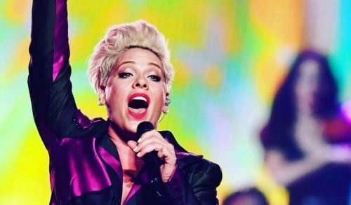 Pink: "&Alpha;&upsilon;&tau;ό&sigmaf; &epsilon;ί&nu;&alpha;&iota; &omicron; &lambda;ό&gamma;&omicron;&sigmaf; &pi;&omicron;&upsilon; &delta;&epsilon;&nu; &theta;&alpha; &xi;&alpha;&nu;&alpha;&delta;&eta;&mu;&omicron;&sigma;&iota;&epsilon;ύ&sigma;&omega; &phi;&omega;&tau;&omicron;&gamma;&rho;&alpha;&phi;ί&epsilon;&sigmaf; &tau;&omega;&nu; &pi;&alpha;&iota;&delta;&iota;ώ&nu; &mu;&omicron;&upsilon;"