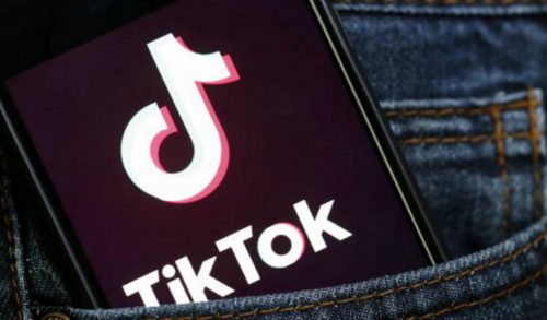 TikTok: Η εφαρμογή που χρειάζεται γονική συναίνεση και προκαλεί ανησυχία στους γονείς