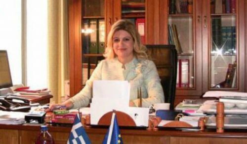 Αντωνία Αράχωβα: Η τέως διευθύντρια της Εθνικής Βιβλιοθήκης & υποψήφια ευρωβουλευτής αποκαλύπτει τα "υλικά" ενός καλού παιδικού βιβλίου!