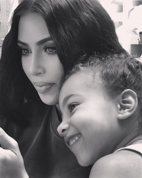 Kim Kardashian: Ή&rho;&theta;&epsilon; &sigma;&tau;&omicron;&nu; &kappa;ό&sigma;&mu;&omicron; &tau;&omicron; &tau;έ&tau;&alpha;&rho;&tau;&omicron; &pi;&alpha;&iota;&delta;ί &tau;&eta;&sigmaf; &mu;έ&sigma;&omega; &pi;&alpha;&rho;έ&nu;&theta;&epsilon;&tau;&eta;&sigmaf; &mu;&eta;&tau;έ&rho;&alpha;&sigmaf;!