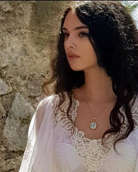 Deva Cassel: &Eta; &kappa;&omicron;ύ&kappa;&lambda;&alpha; &kappa;ό&rho;&eta; &tau;&eta;&sigmaf; Monica Belucci &pi;&rho;&omega;&tau;&alpha;&gamma;&omega;&nu;ί&sigma;&tau;&rho;&iota;&alpha; &sigma;&epsilon; &delta;&iota;&alpha;&phi;ή&mu;&iota;&sigma;&eta; &tau;&omega;&nu; D&G (&phi;&omega;&tau;&omicron; & video)