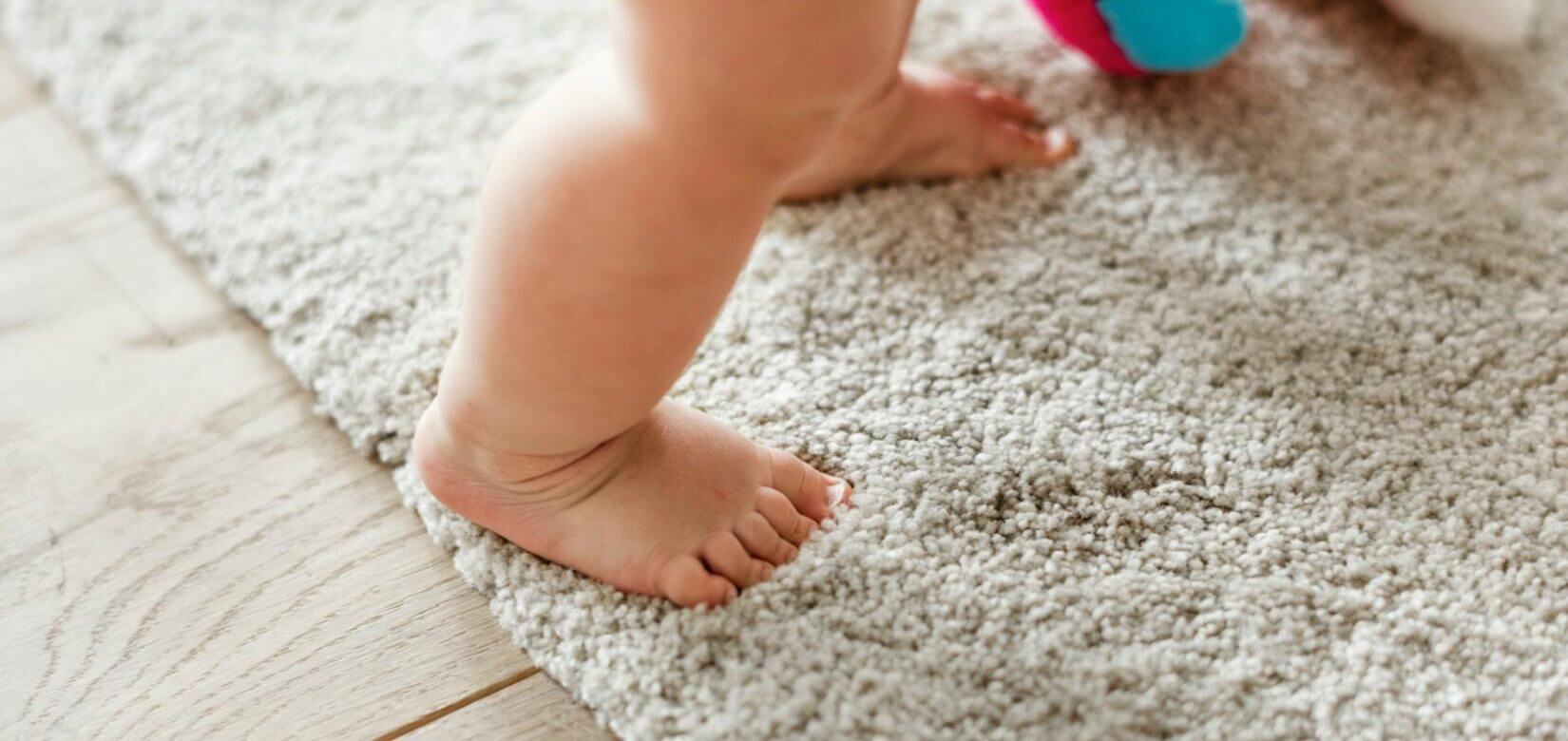 Γιατί πρέπει να αφήνουμε τα μωρά να περπατάνε ξυπόλητα; Πέραν του ότι το απολαμβάνουν!