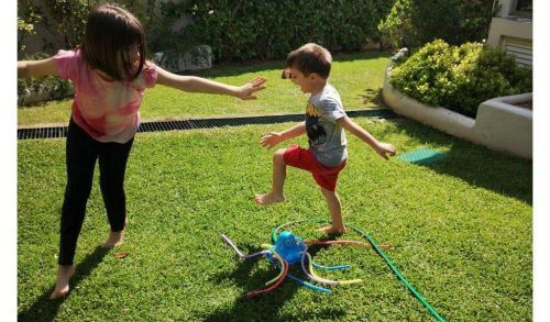 Η απόλυτη διασκέδαση για την Κρίστα και τον Γιώργο όταν παίζουν στο κήπο  λέγεται "Χταπόδι" και Βelly Catch