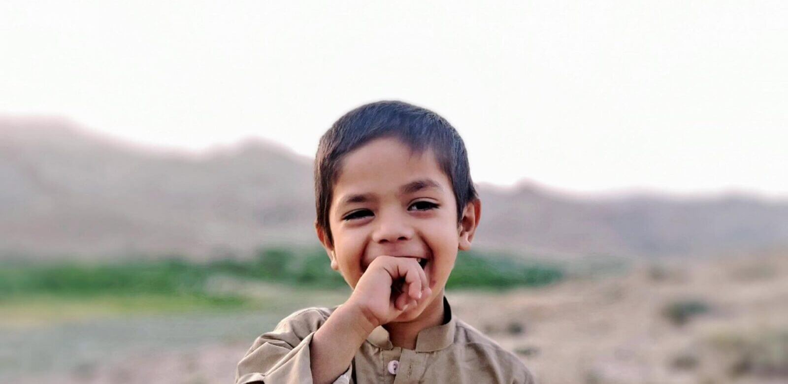 Ένα τρυφερό νανούρισμα για τα προσφυγόπουλα που θα σας συγκινήσει! (video)