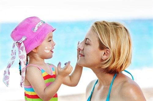 Αντηλιακή προστασία: Πώς θα επιλέξετε το κατάλληλο αντηλιακό και πώς θα προστατευθείτε εσείς και το παιδί σας από τον ήλιο;