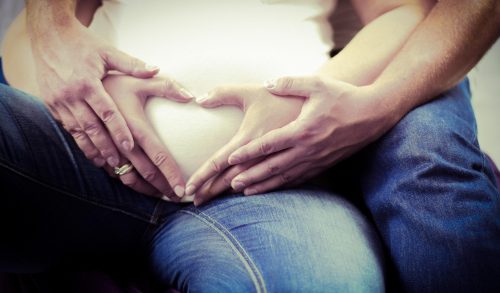 Πρώτη εγκυμοσύνη; Οι ειδικοί συστήνουν: Καλύτερα πριν πατήσεις τα τριάντα!