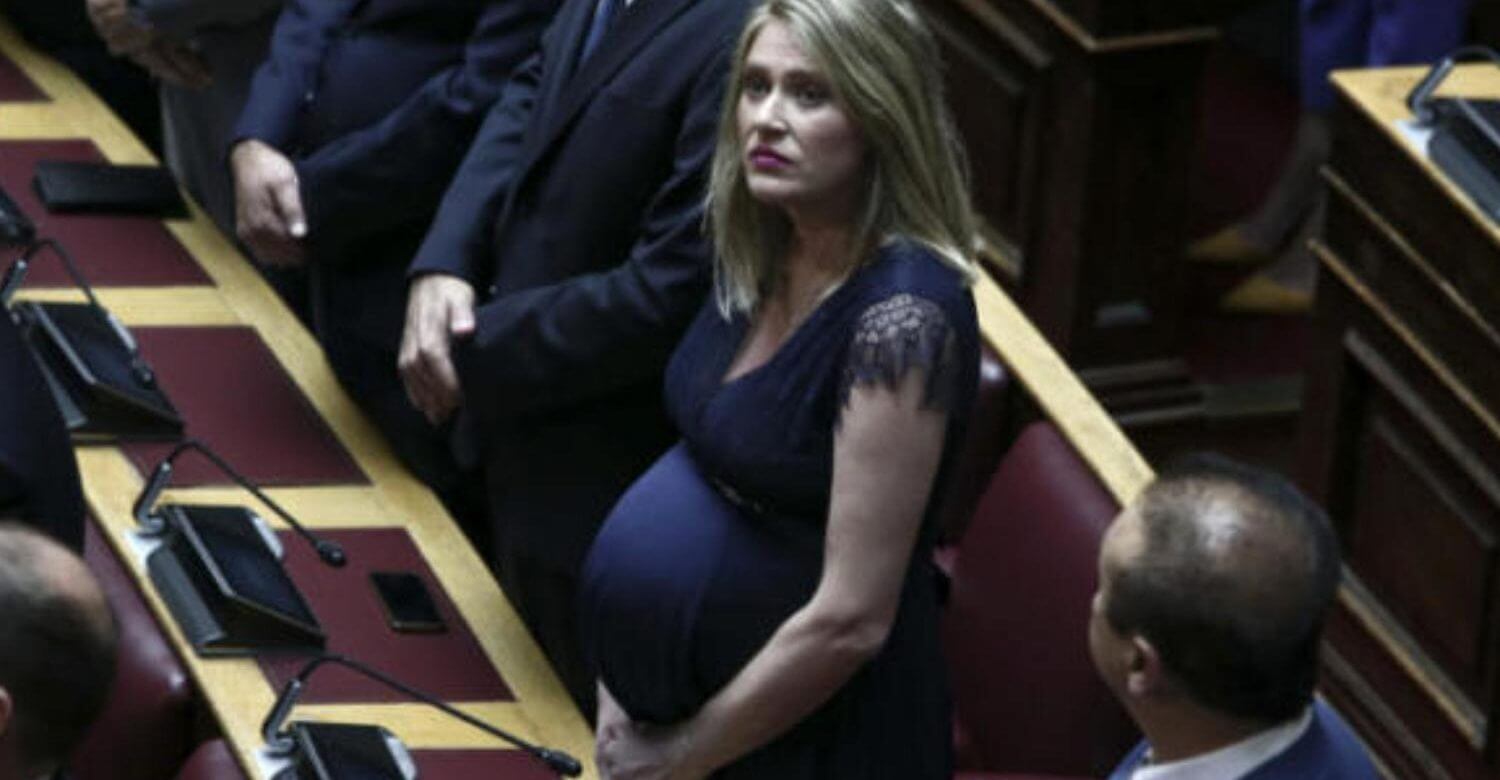 Ποια είναι η εγκυμονούσα βουλευτής που τράβηξε πάνω της όλα τα βλέμματα; (φωτο)