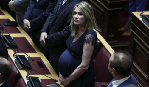 Ποια είναι η εγκυμονούσα βουλευτής που τράβηξε πάνω της όλα τα βλέμματα; (φωτο)