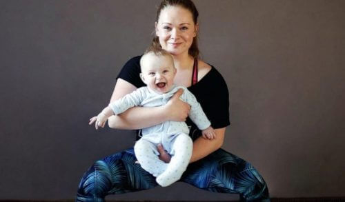 Κάντο όπως αυτή η μαμά: Η fitness mom που γυμνάζεται με το μωρό της και εκείνο το διασκεδάζει! (φωτο & video)