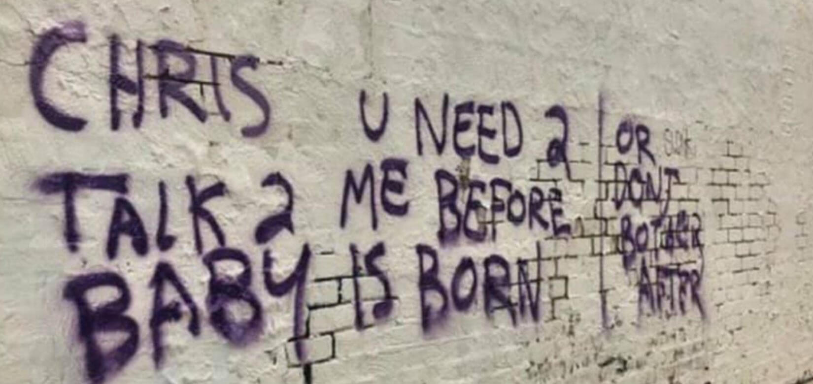 Μία αλλόκοτη ιστορία: Έγκυος κάνει γκράφιτι σε τοίχους πόλης της Αυστραλίας για να βρει τον πατέρα του παιδιού της! (φωτο)