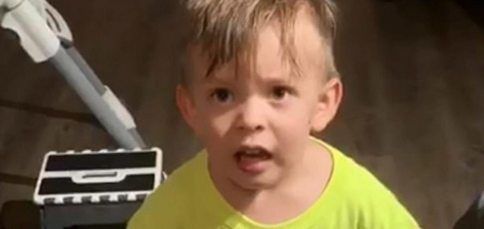 Ένα δίχρονο αγόρι ξεσπά γιατί η μαμά του έφυγε χωρίς να τον φιλήσει και γίνεται viral! (βίντεο)