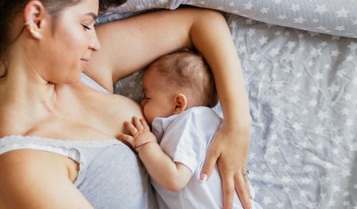 Εμβόλια mRNA: Μεταφέρονται τα δραστικά συστατικά του με το μητρικό γάλα στο μωρό;