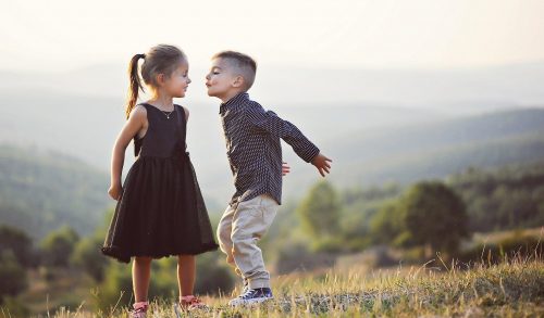 Ο έρωτας στα χρόνια του νηπιαγωγείου: Πώς να διαχειριστείτε το ερωτευμένο παιδί;