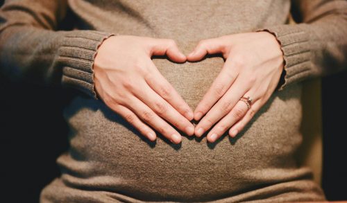 Επίδομα γέννας: Ποιοι είναι οι δικαιούχοι των 2.000€ σύμφωνα με το νομοσχέδιο που κατατέθηκε!