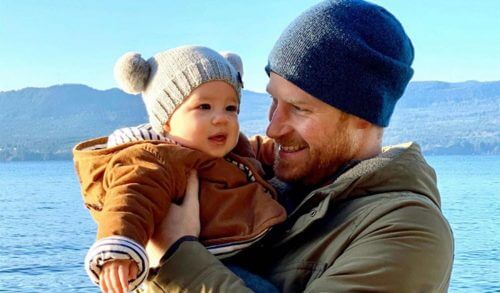 Γιατί τα σκουφάκια του Άρτσι και του πρίγκιπα Χάρι έγιναν ανάρπαστα; (φωτο + video)